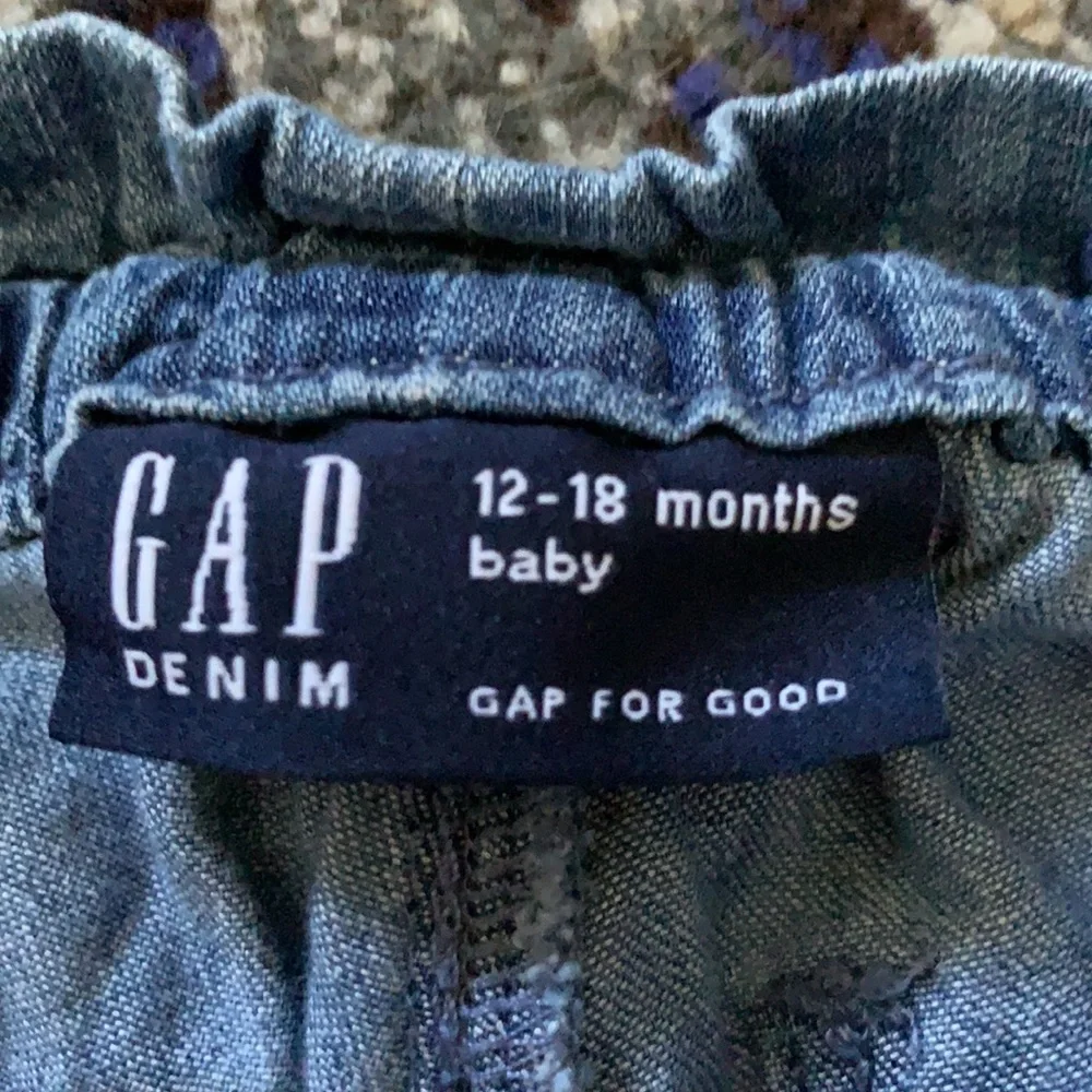 Levi’s tee & Gap Denim wide leg culotte jeans